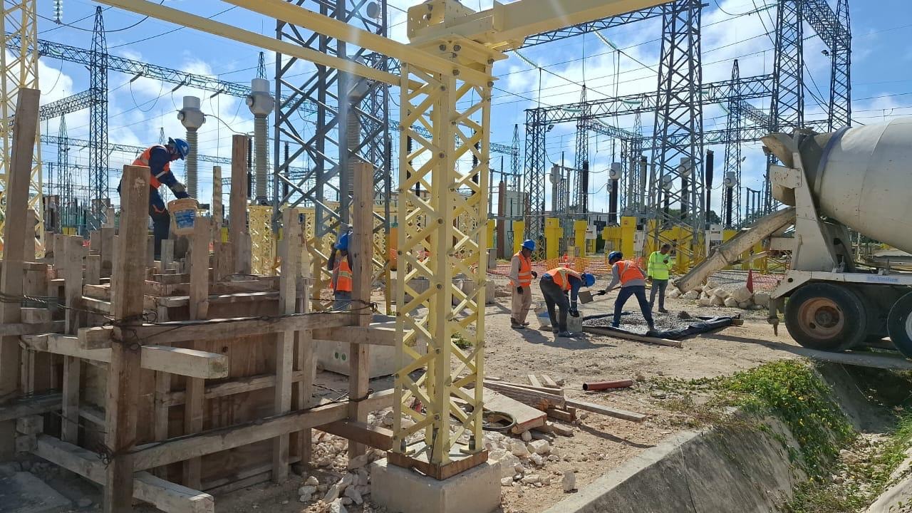 Equipo en subestación eléctrica