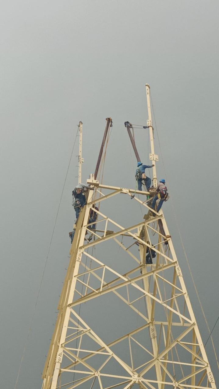 Trabajadores en torre de transmisión